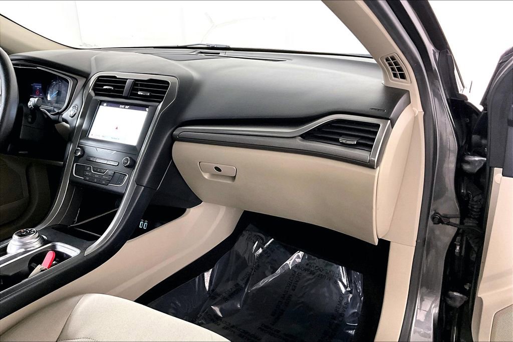 Used 2019 Ford Fusion SE image 16