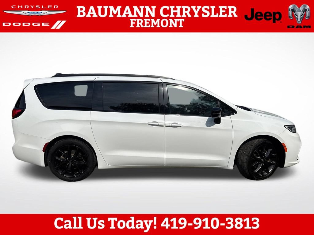 Used 2025 Chrysler Pacifica Limited FWD image 7