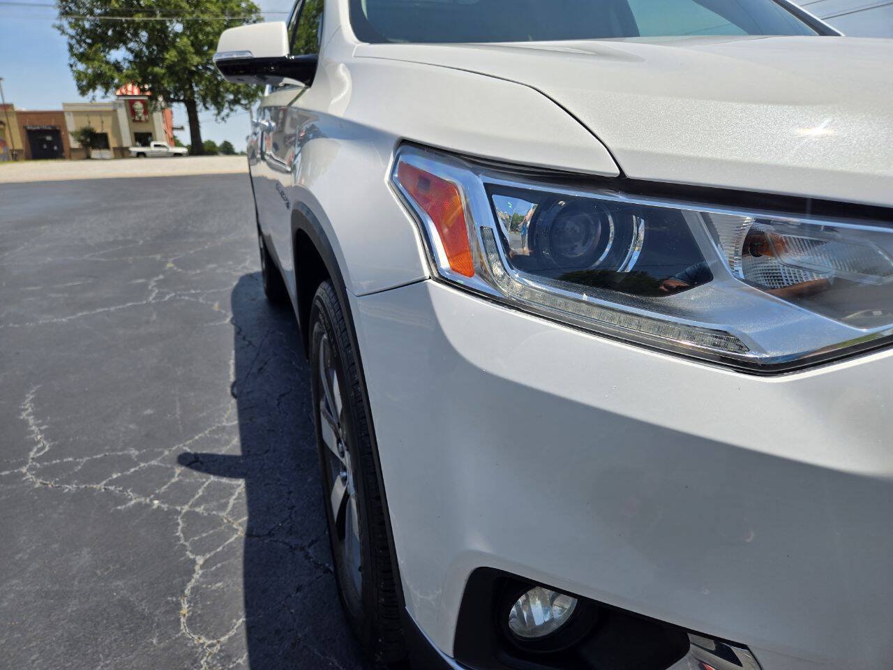 Used 2019 Chevrolet Traverse LT FWD image 17