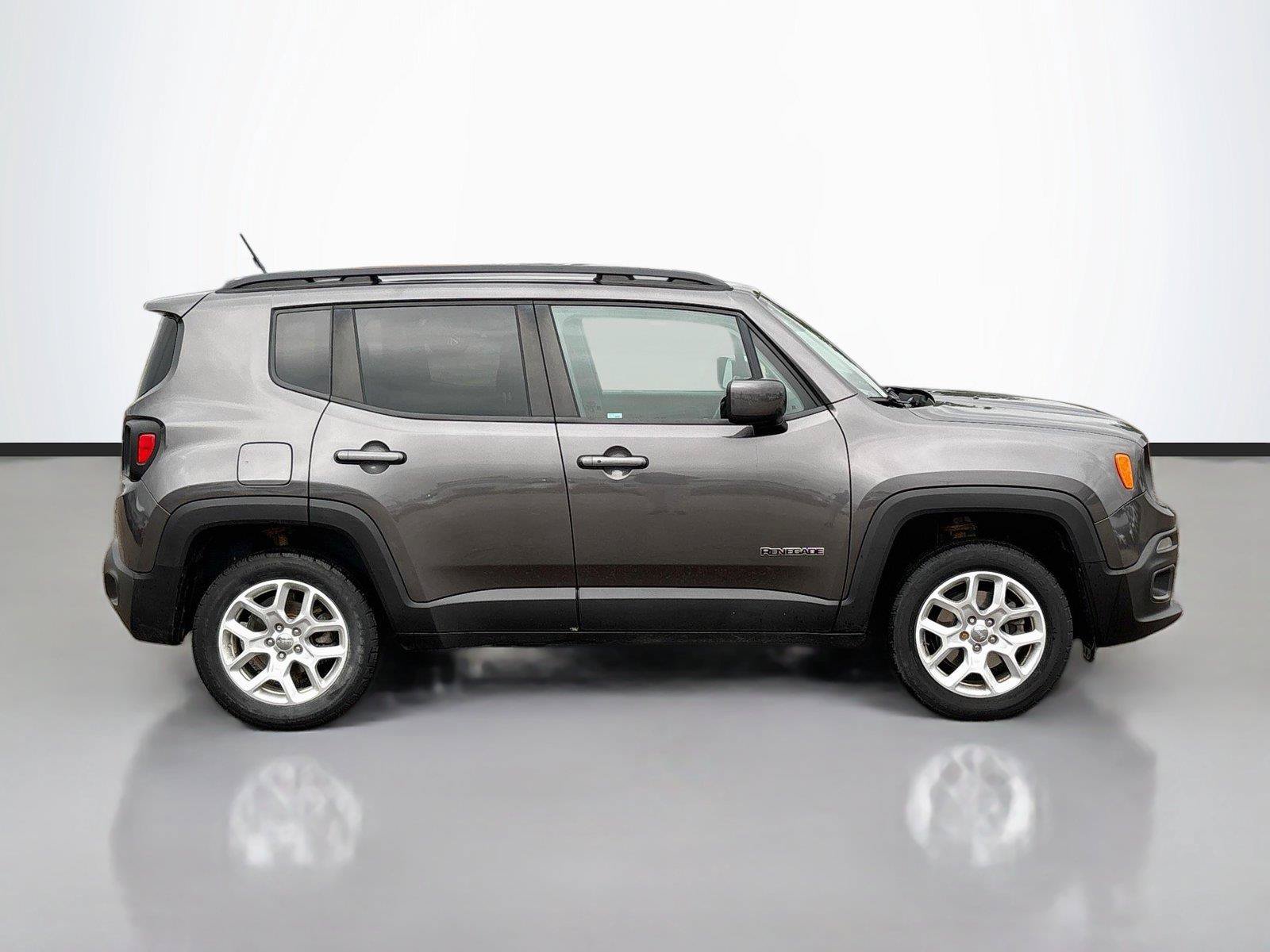 Used 2017 Jeep Renegade Latitude w/ Popular Equipment Group AWD/4WD image 17