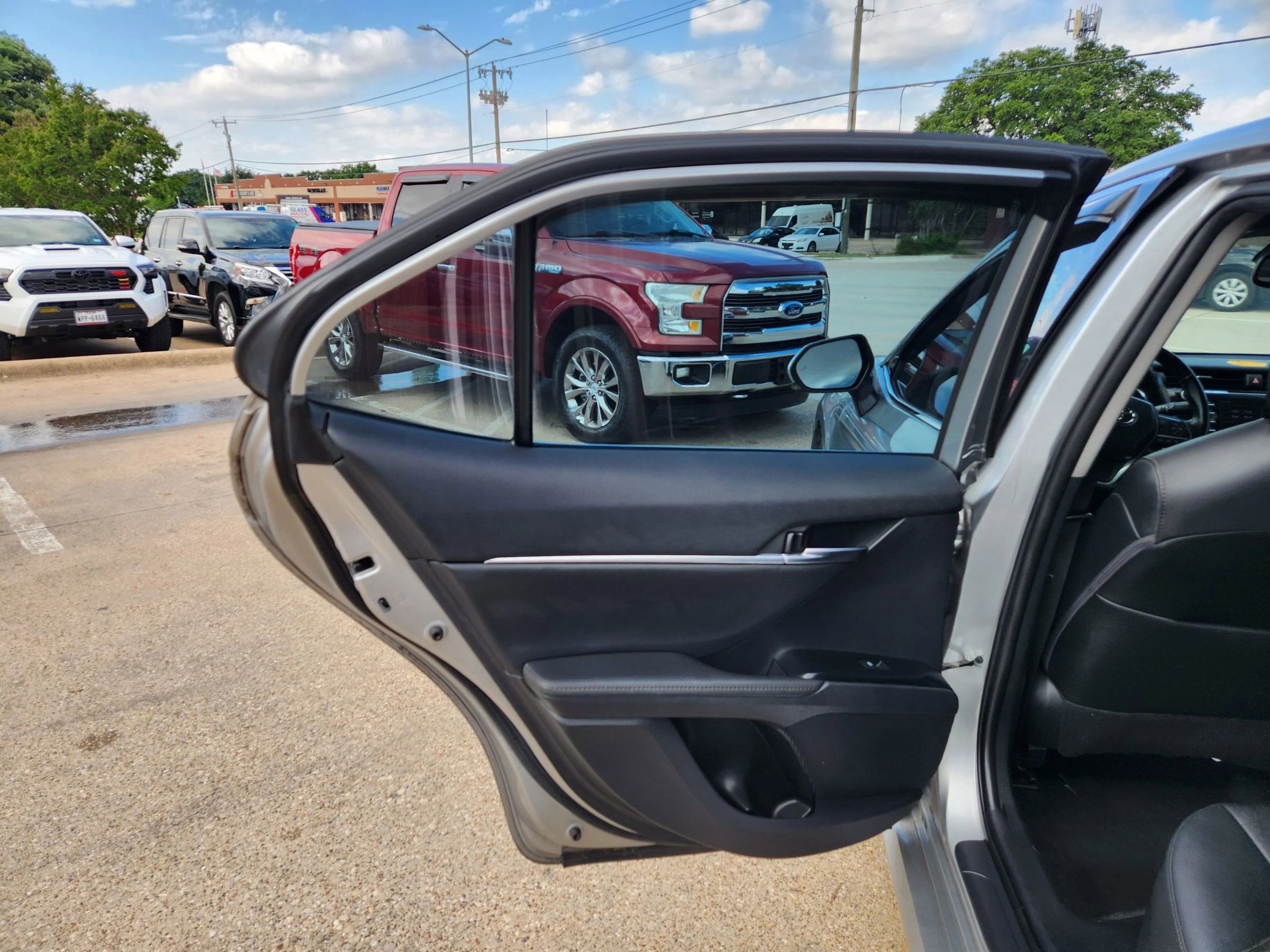Used 2020 Toyota Camry XLE FWD image 11