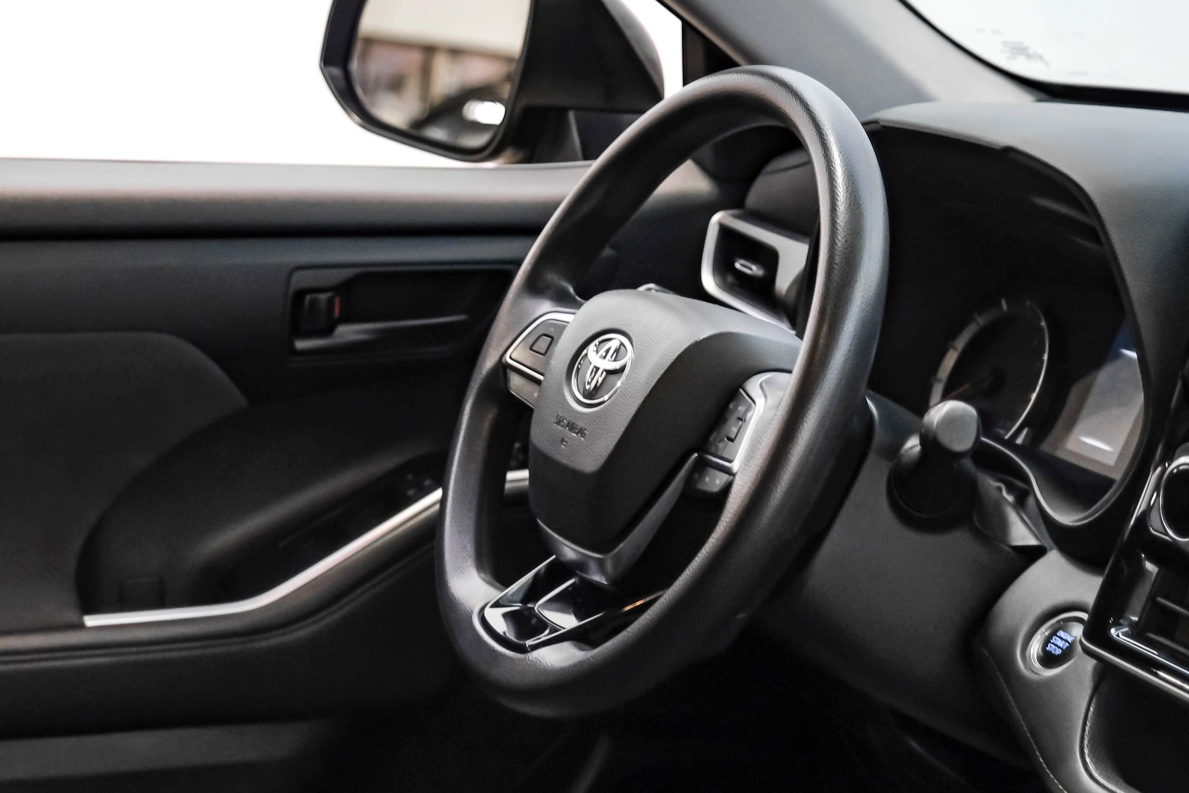 Used 2020 Toyota Highlander L FWD image 8