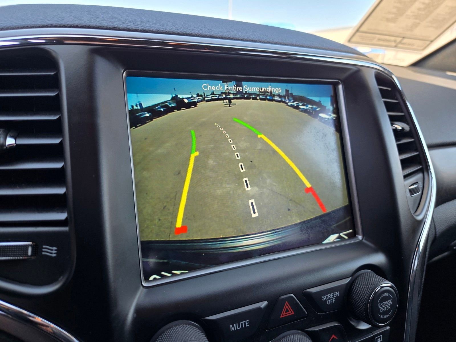 Used 2018 Jeep Grand Cherokee Laredo AWD/4WD image 21