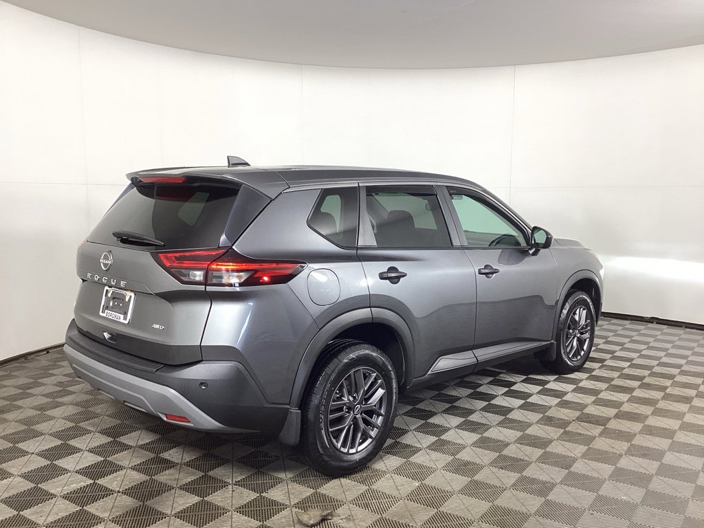 Used 2022 Nissan Rogue S image 2