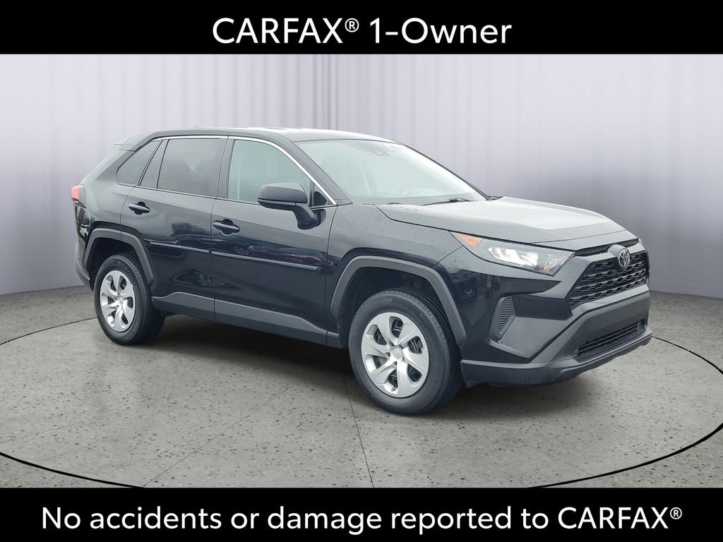 Used 2022 Toyota RAV4 LE image 2