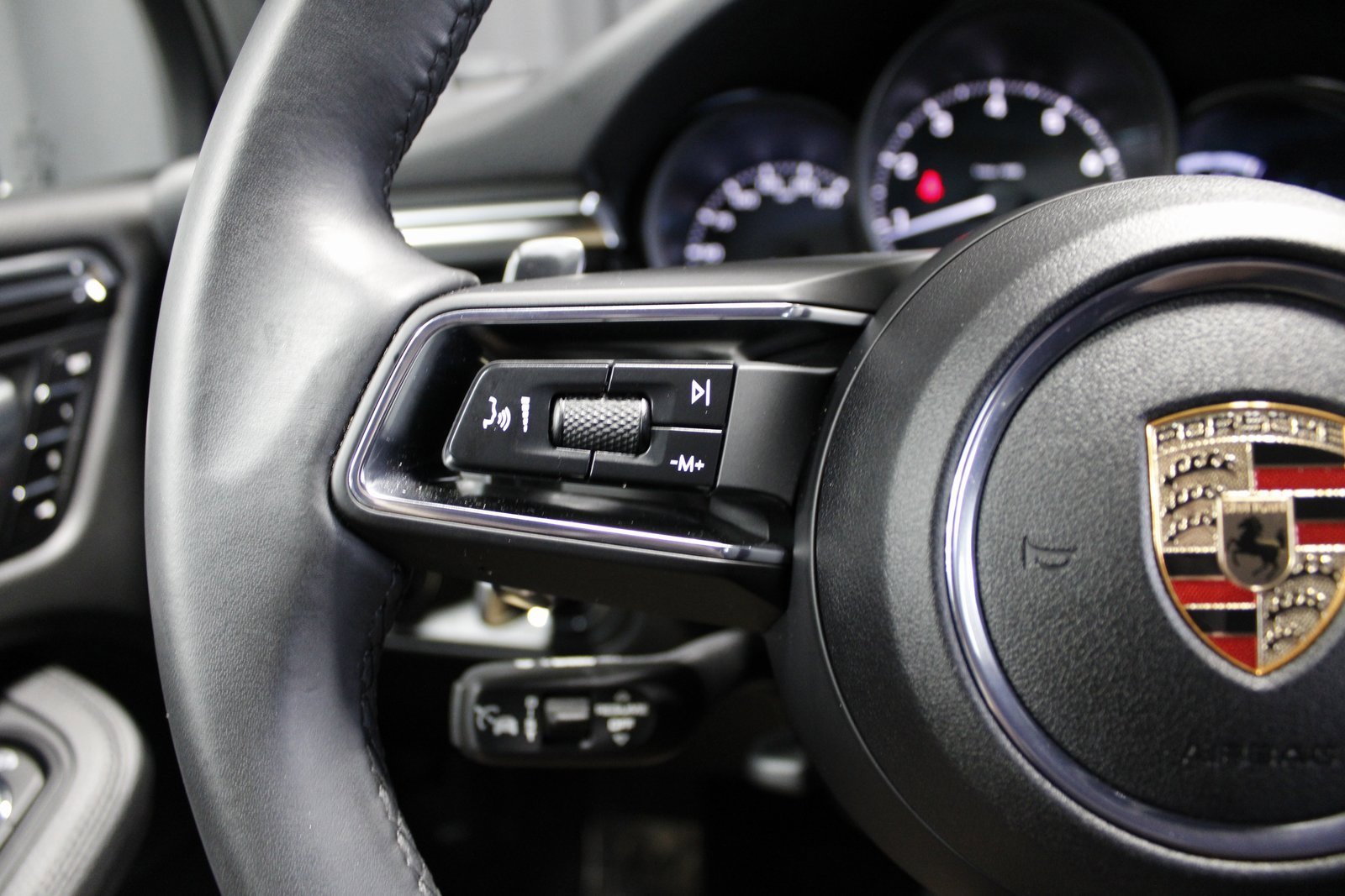 Certified 2025 Porsche Macan image 28