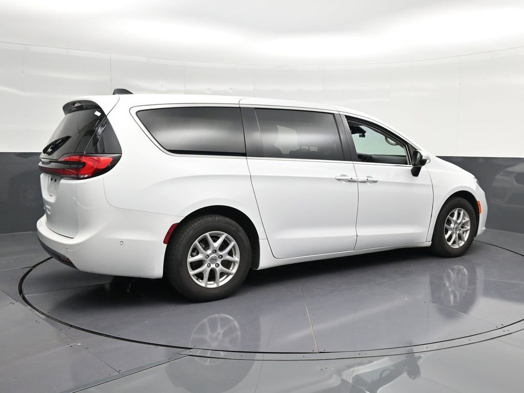 Used 2023 Chrysler Pacifica Touring-L FWD image 3