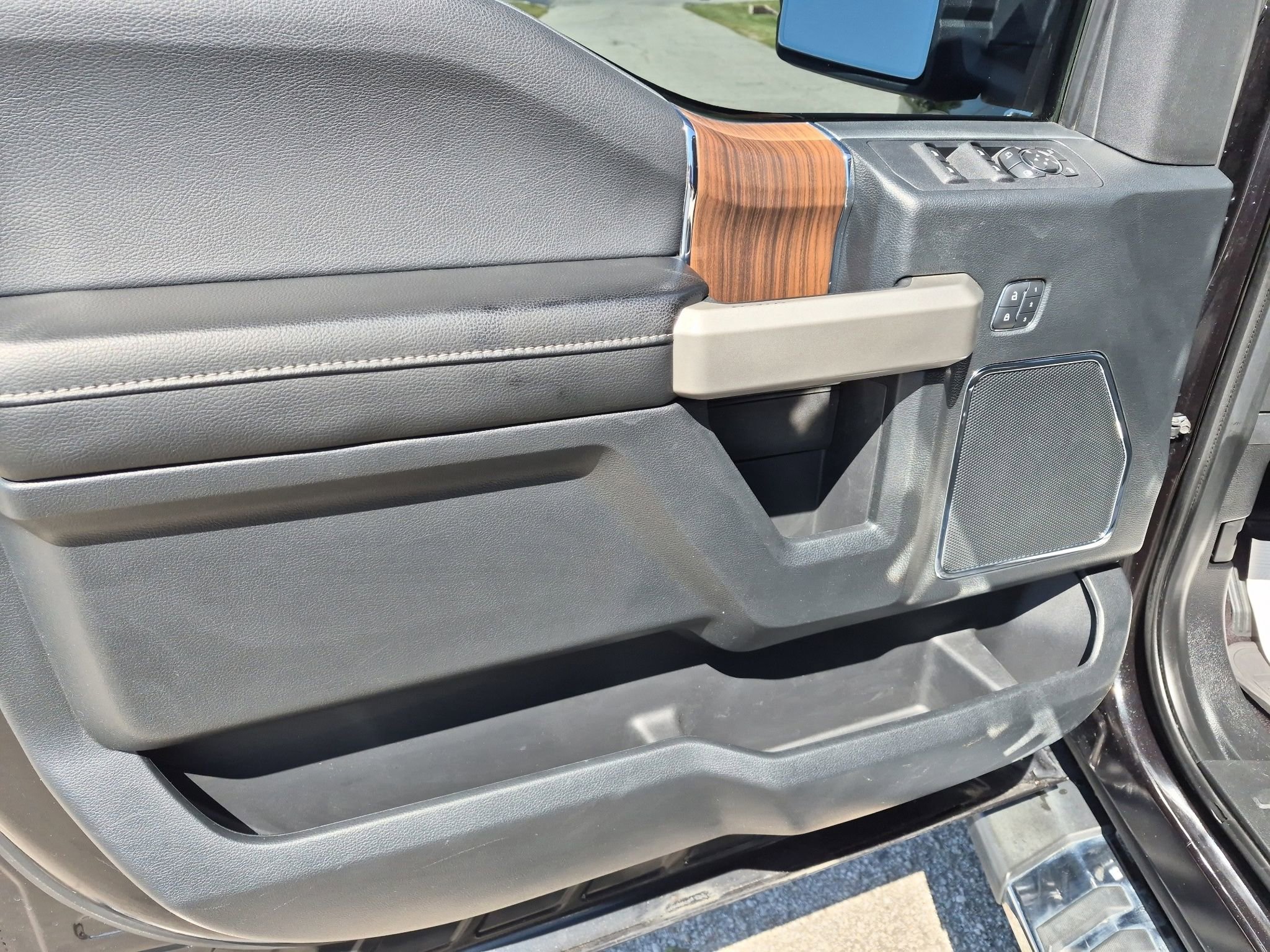 Used 2015 Ford F150 Lariat w/ Equipment Group 502A Luxury AWD/4WD image 13