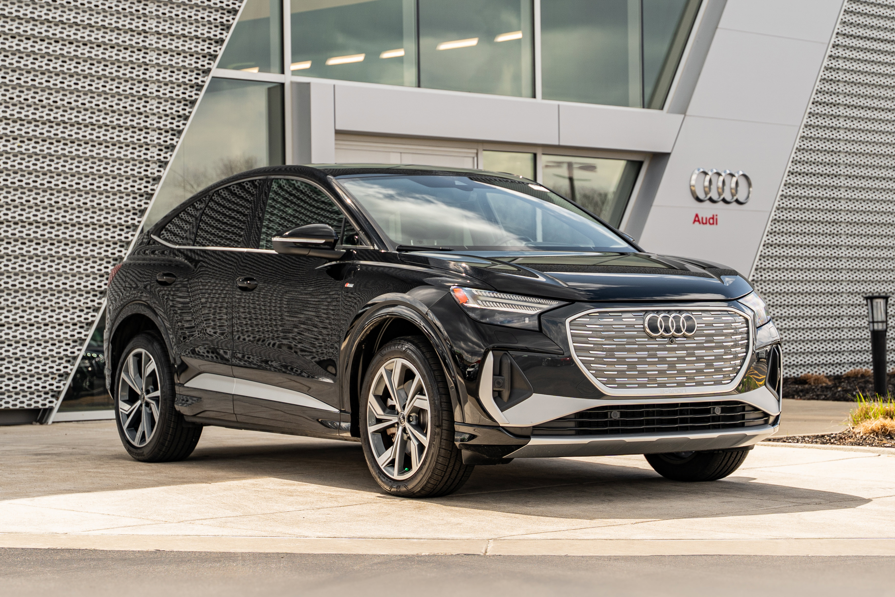 Certified 2023 Audi Q4 e-tron Prestige image 1