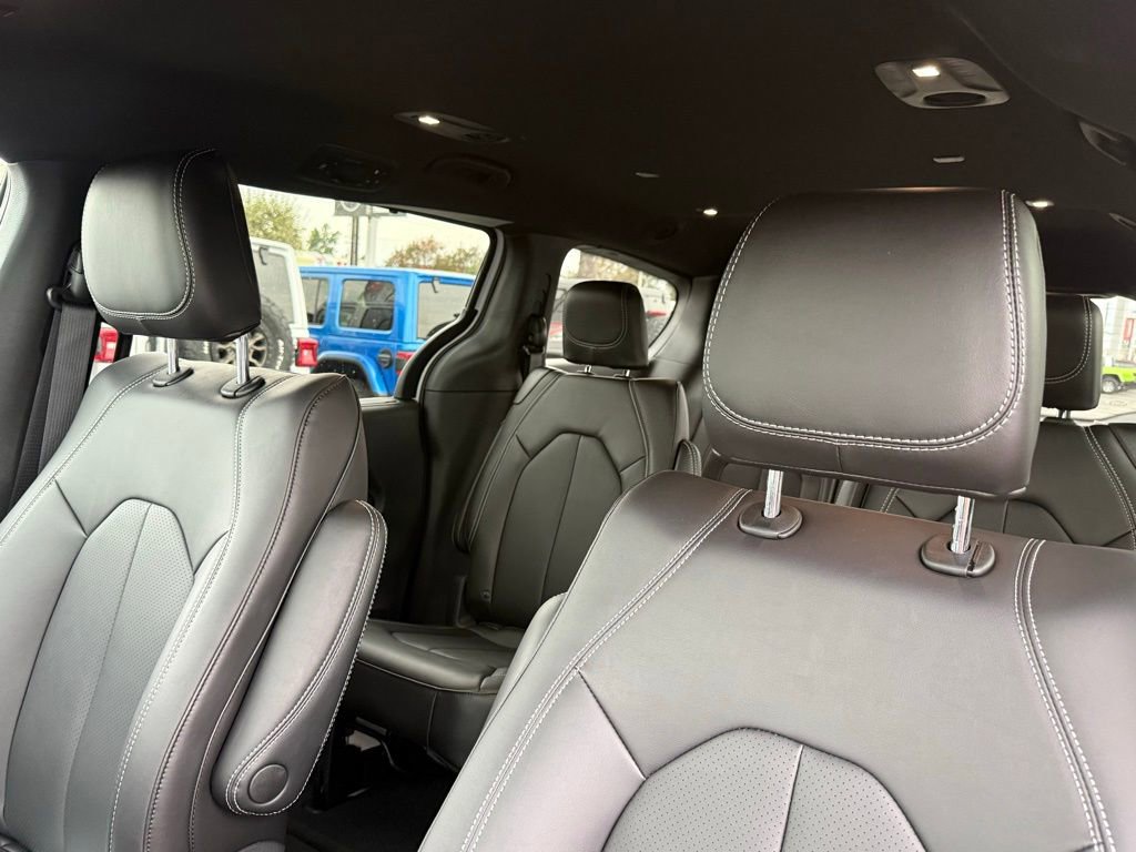 New 2026 Chrysler Pacifica Select image 21