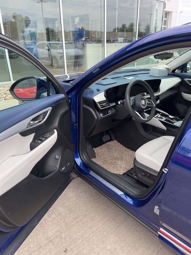 Used 2025 Buick Envision Avenir AWD/4WD image 2