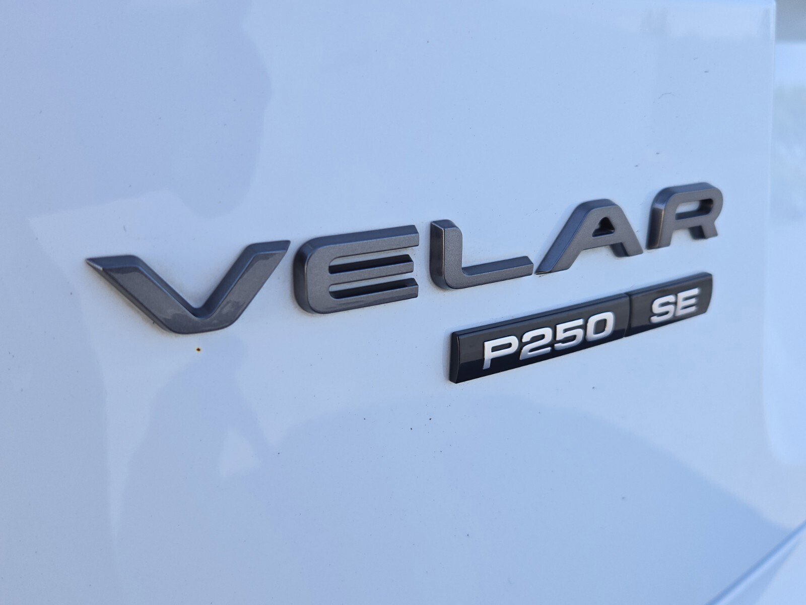 Used 2019 Land Rover Range Rover Velar R-Dynamic SE image 27