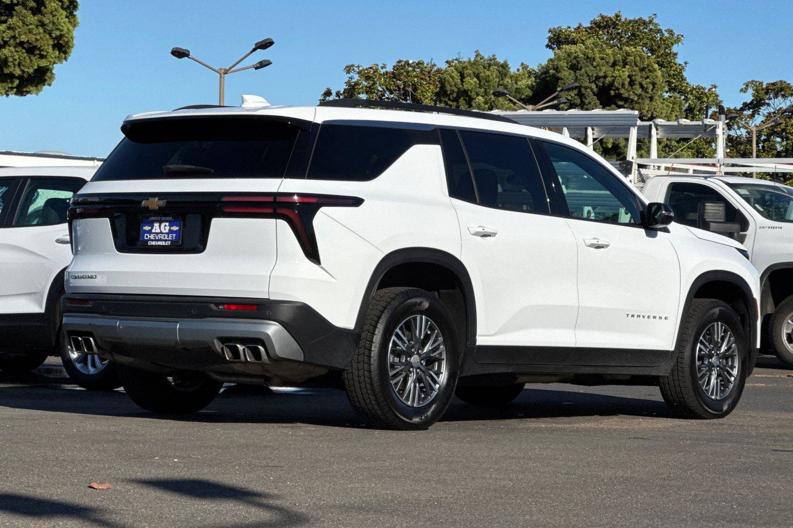Used 2025 Chevrolet Traverse LT FWD image 6