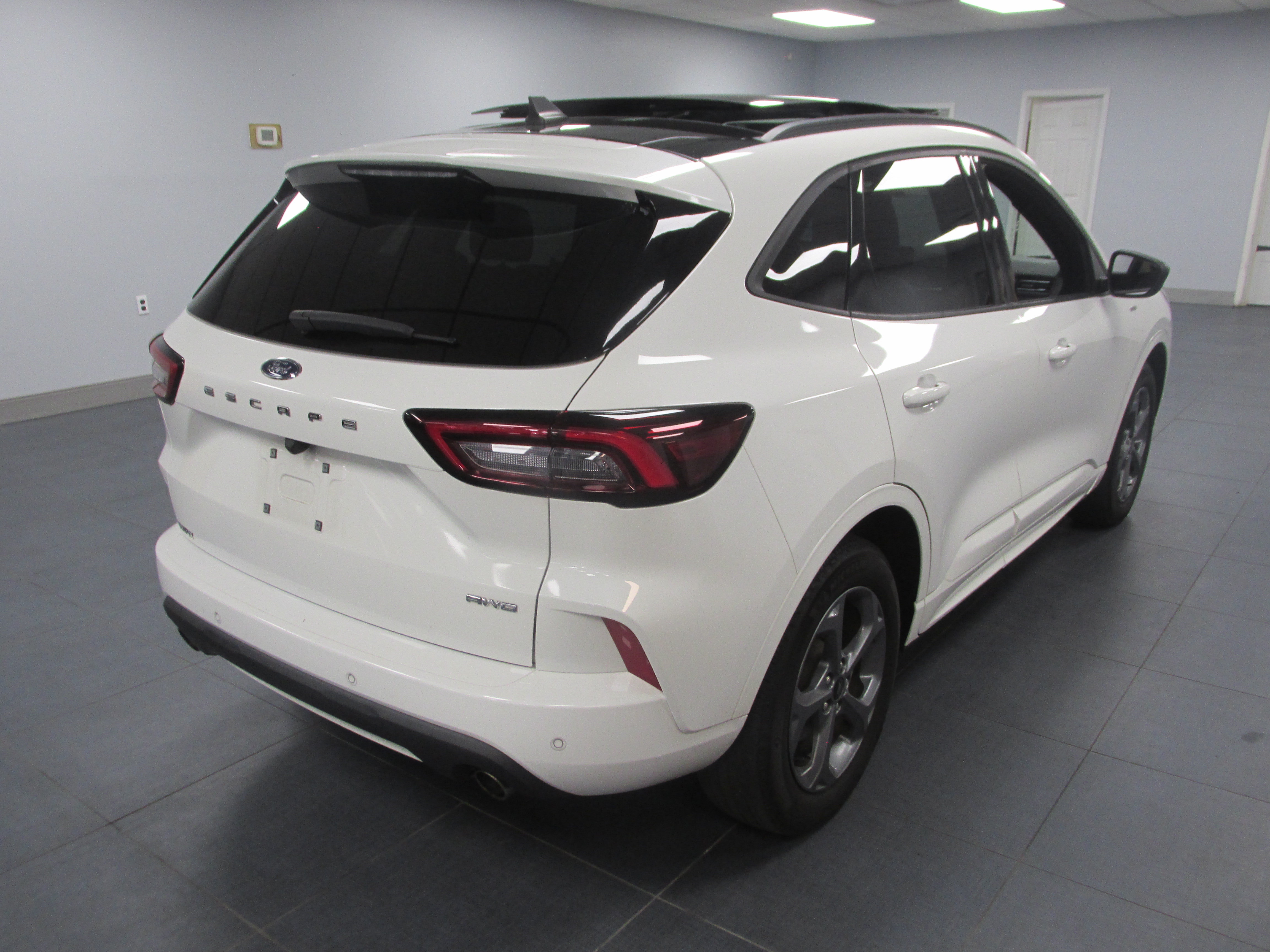 Used 2023 Ford Escape ST-Line w/ Tech Pack #1 AWD/4WD image 5
