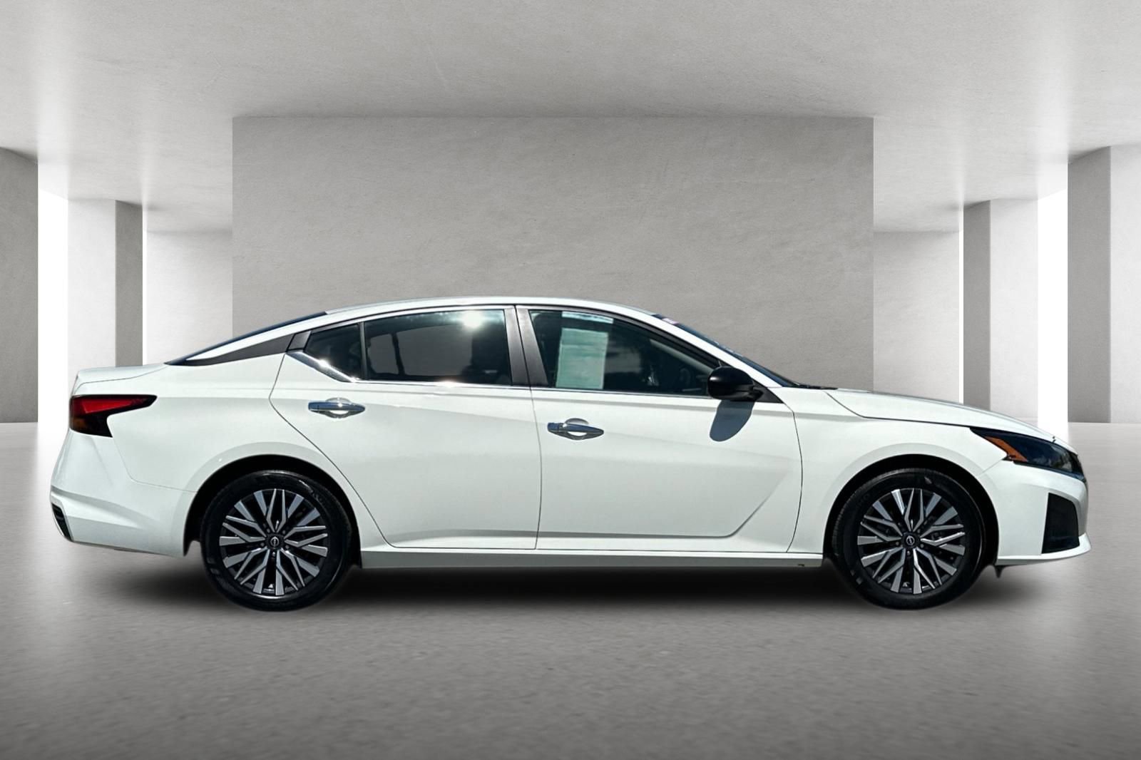 Used 2025 Nissan Altima 2.5 SV FWD image 3
