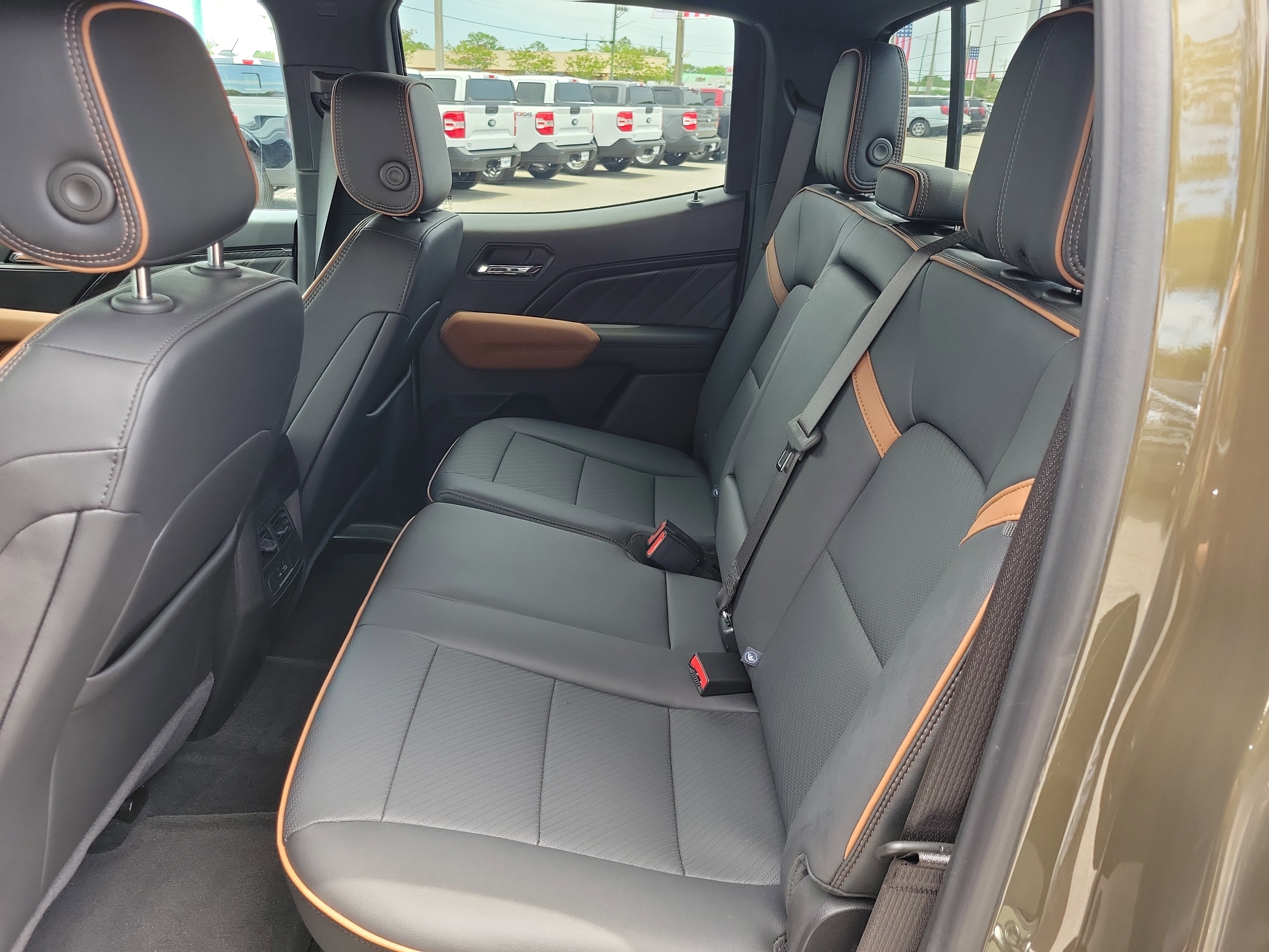 Used 2025 GMC Canyon AT4 w/ Technology Plus Package AWD/4WD image 15