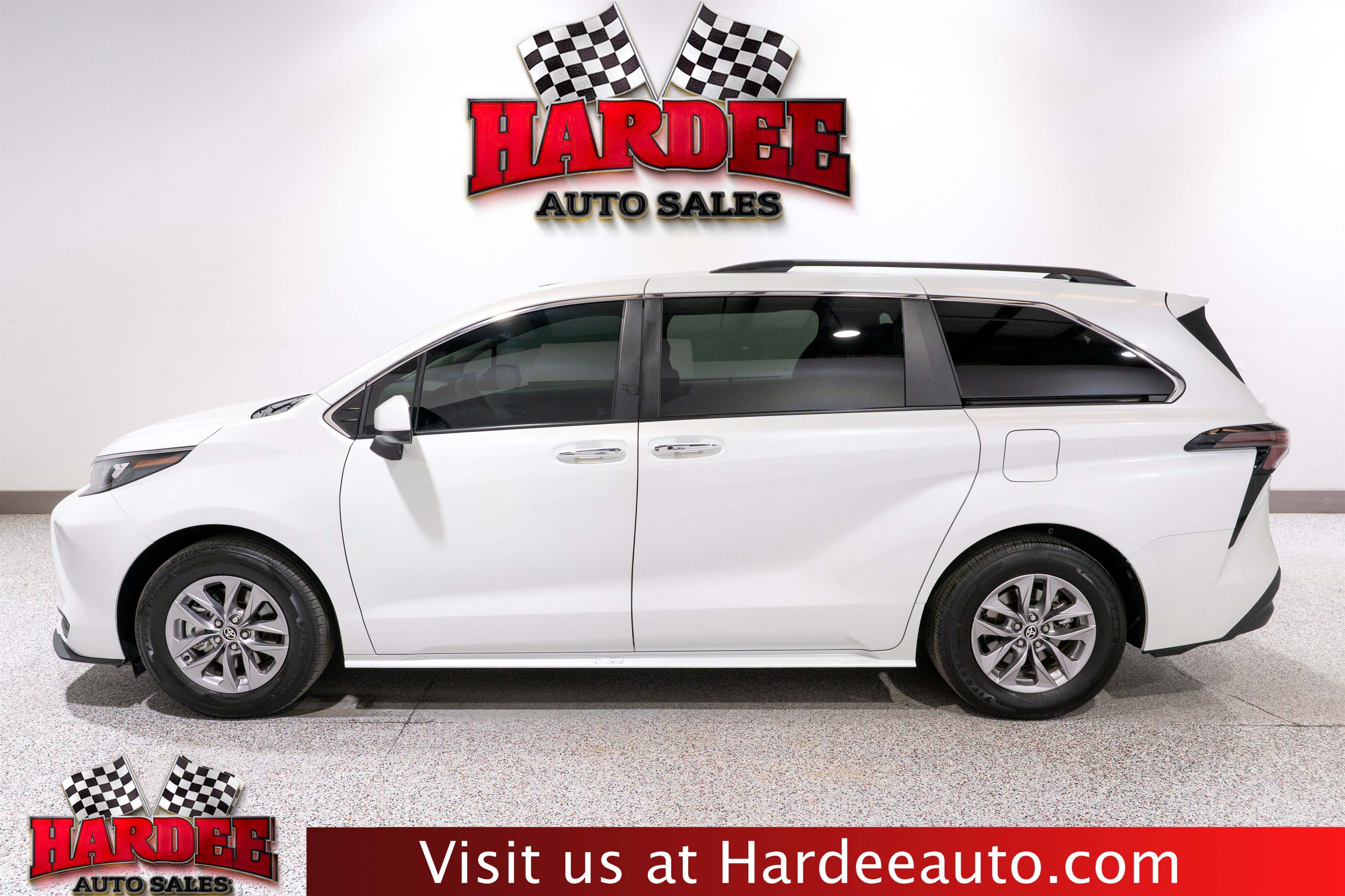 Used 2026 Toyota Sienna XLE FWD image 1