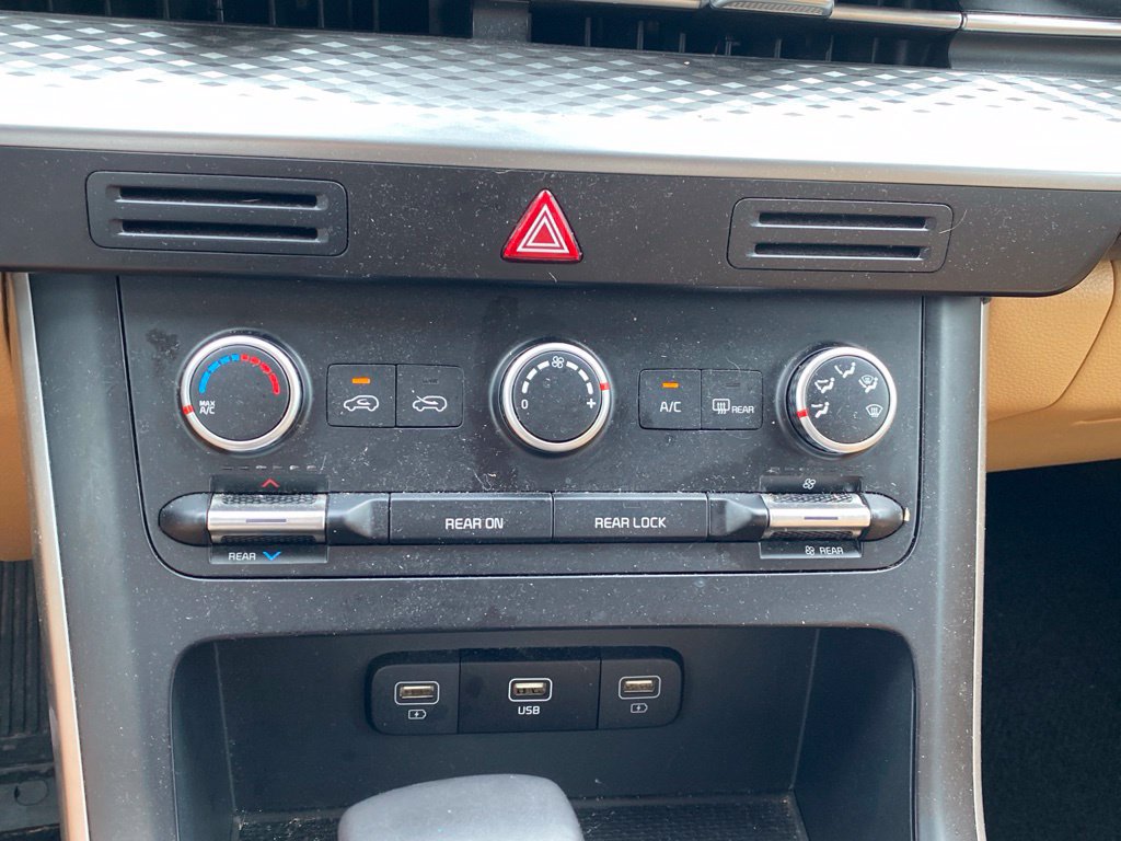 Certified 2024 Kia Carnival LX FWD image 17