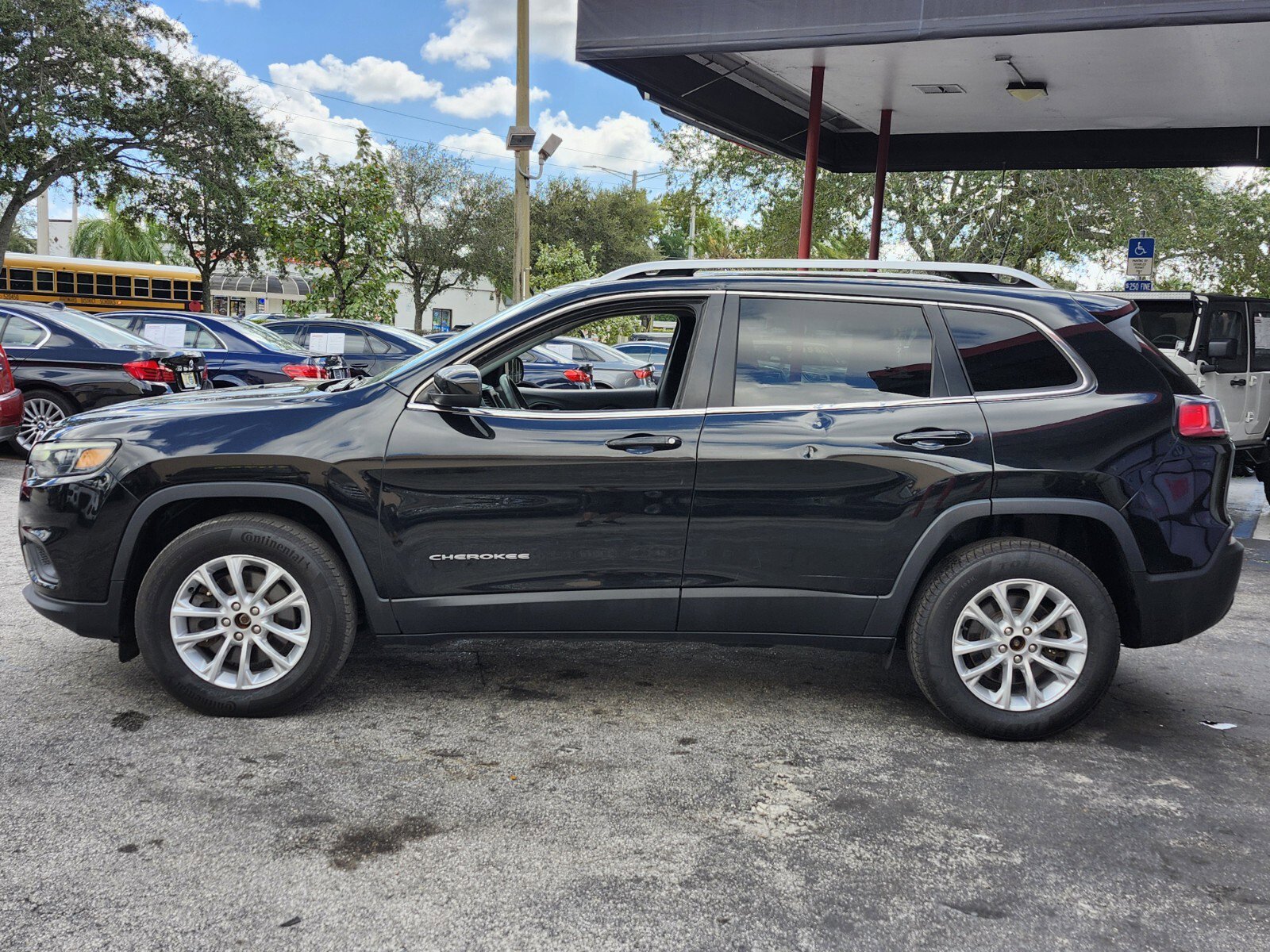Used 2019 Jeep Cherokee Latitude w/ Popular Appearance Group image 2