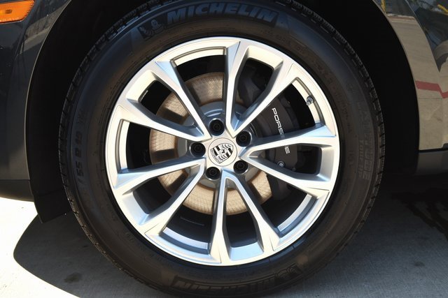 Certified 2025 Porsche Macan image 14