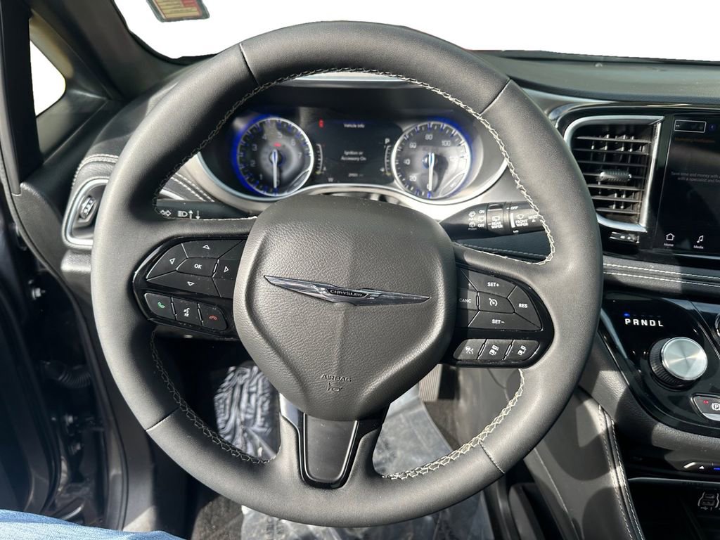 Certified 2022 Chrysler Pacifica Limited w/ Uconnect Theater Family Group image 5