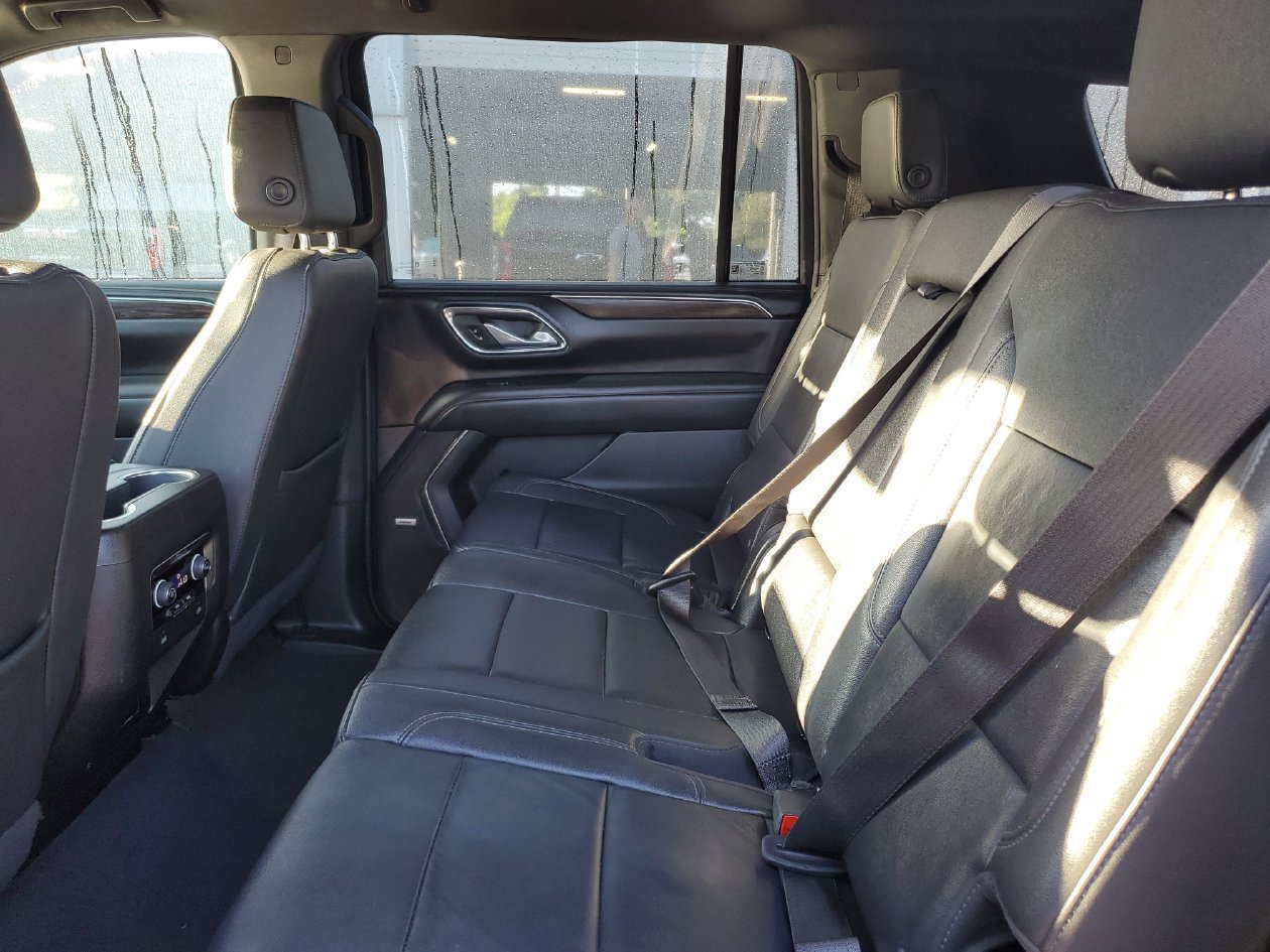 Used 2024 Chevrolet Suburban LT RWD image 9