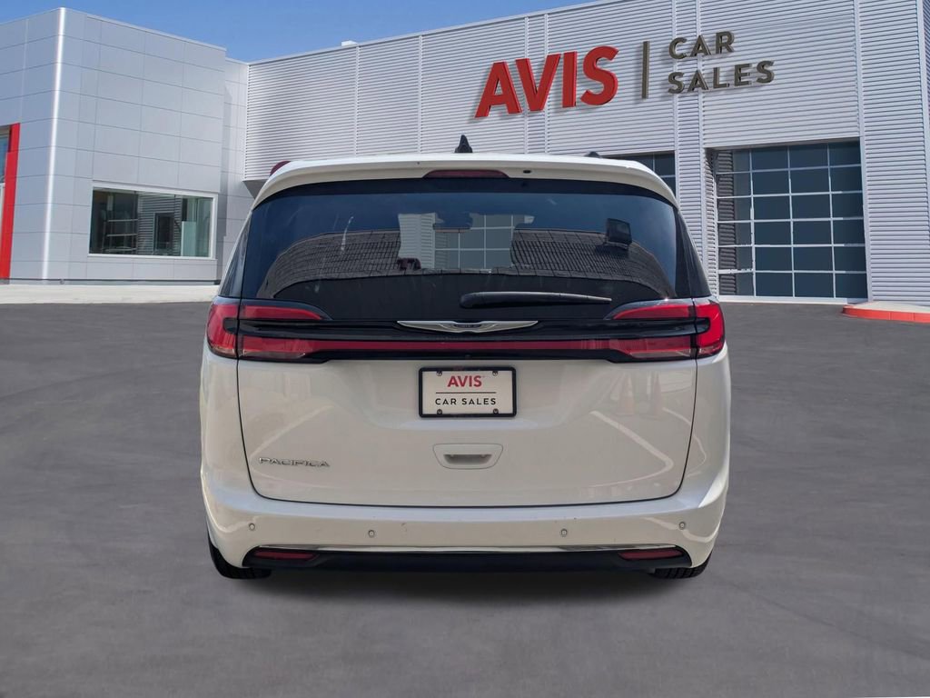 Used 2025 Chrysler Pacifica Select image 7