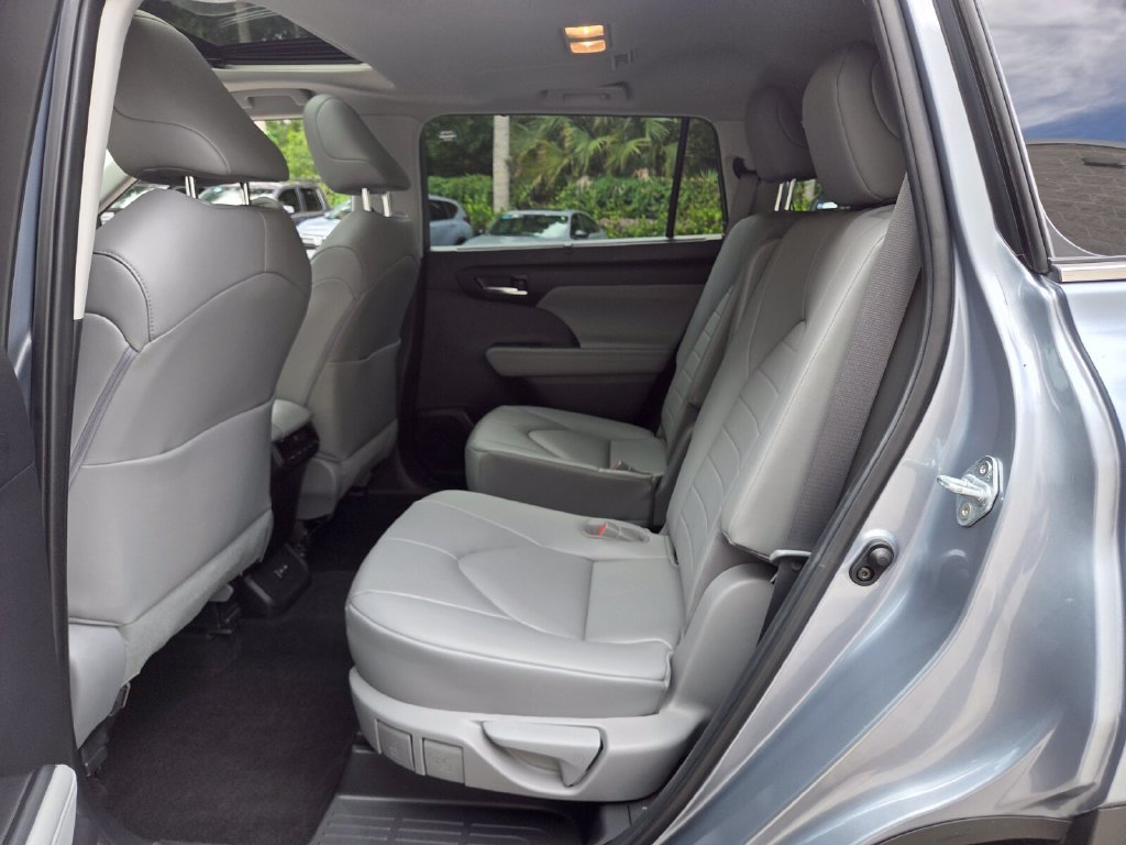 Used 2023 Toyota Highlander XLE FWD image 11