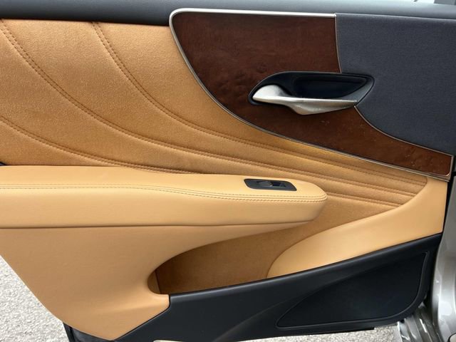 Used 2023 Lexus LS 500 w/ Accessory Package (Z2) image 20