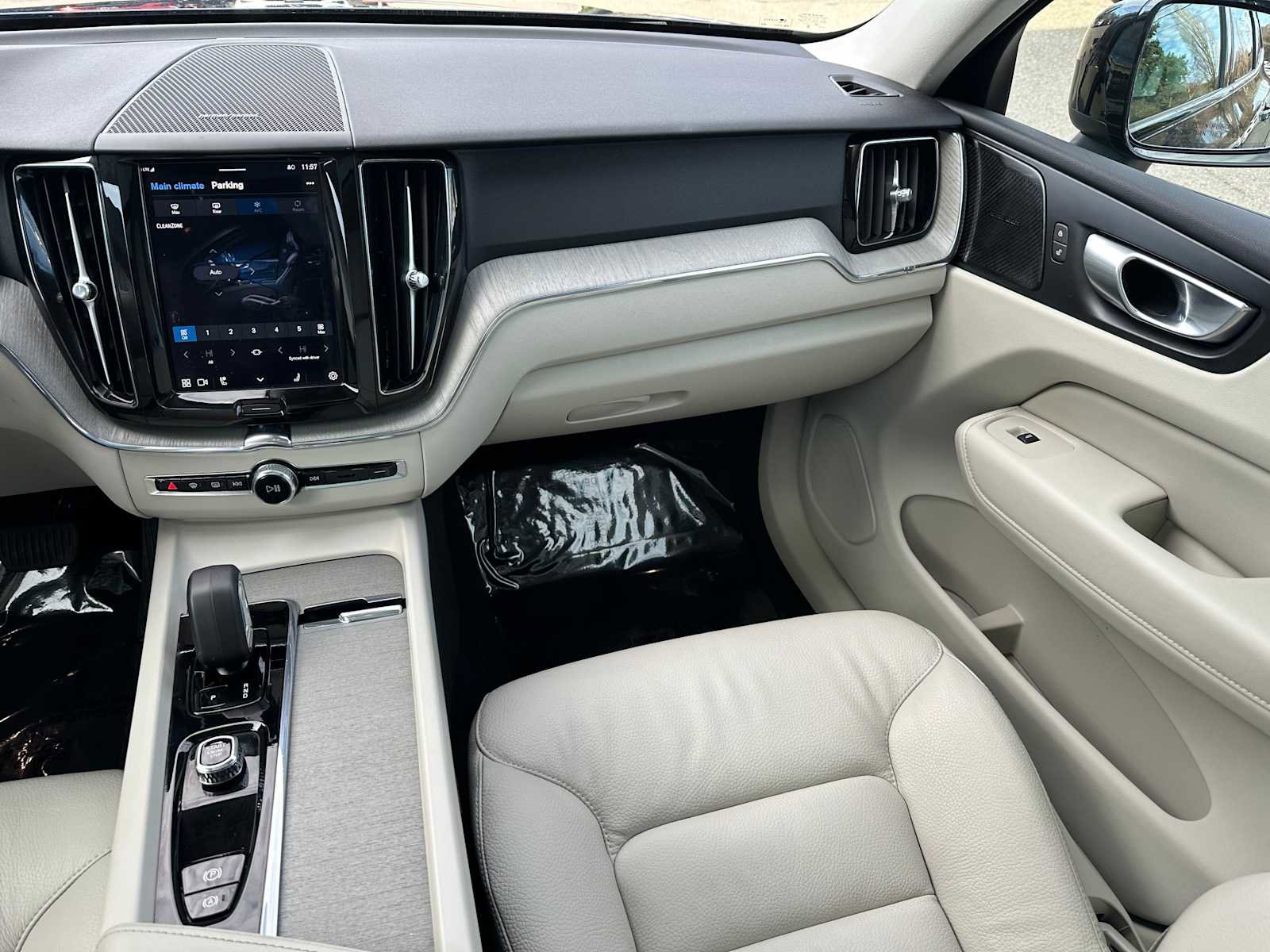 Certified 2024 Volvo XC60 T8 Plus w/ Protection Package Premier image 18