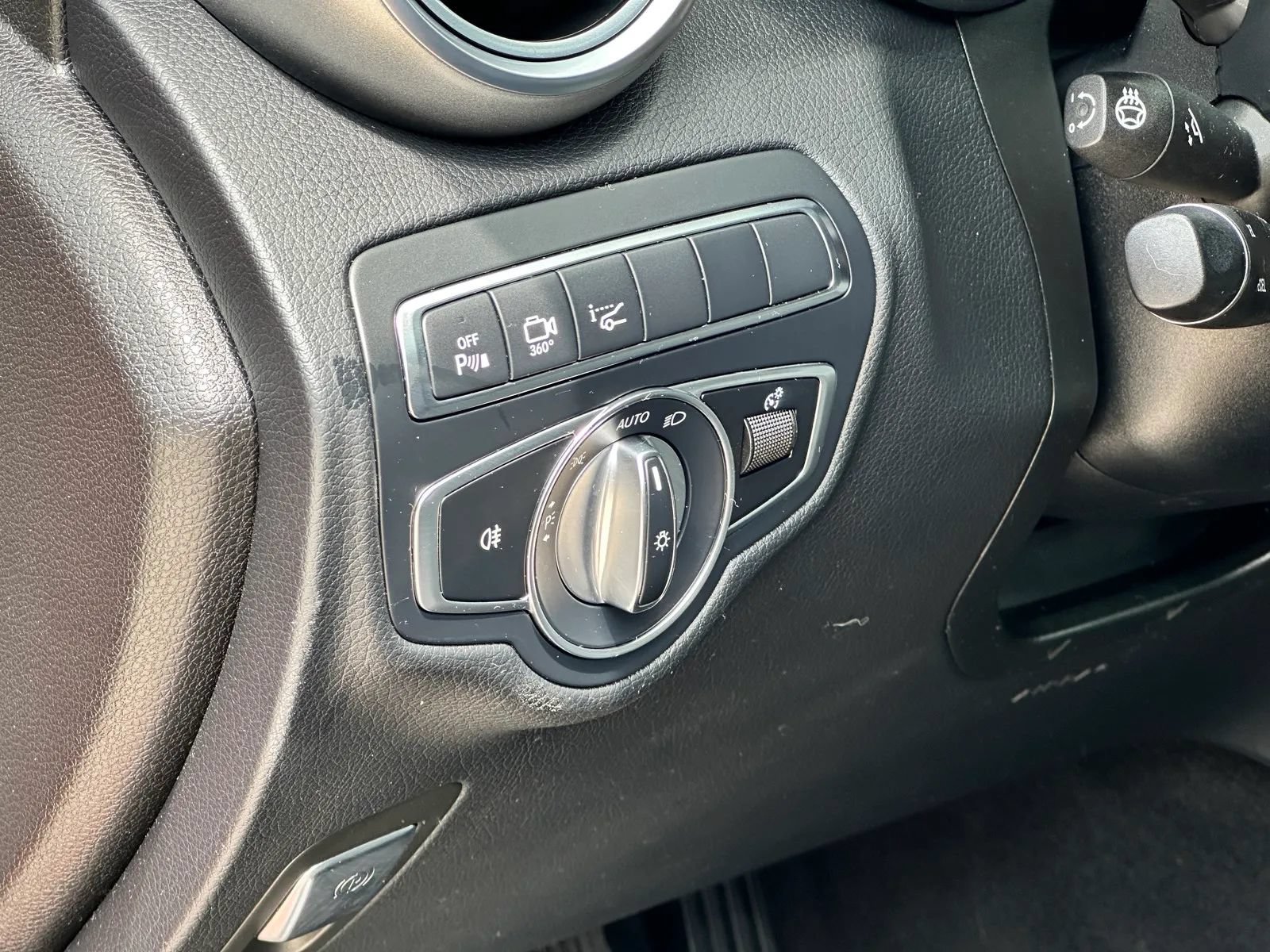 Used 2018 Mercedes-Benz GLC 300 4MATIC w/ Premium Package image 11