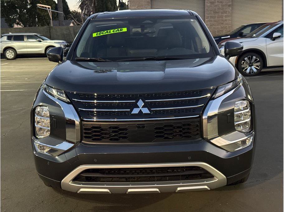 Used 2025 Mitsubishi Outlander 4WD Plug-In Hybrid image 3