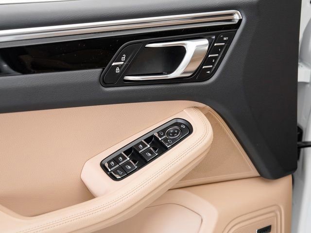 Certified 2025 Porsche Macan image 8