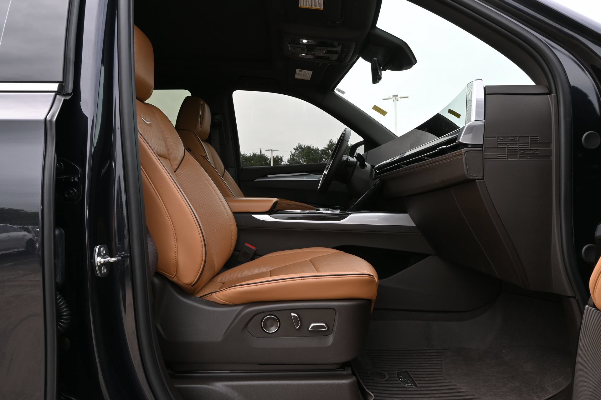 Certified 2025 Cadillac Escalade Premium Luxury AWD/4WD image 25