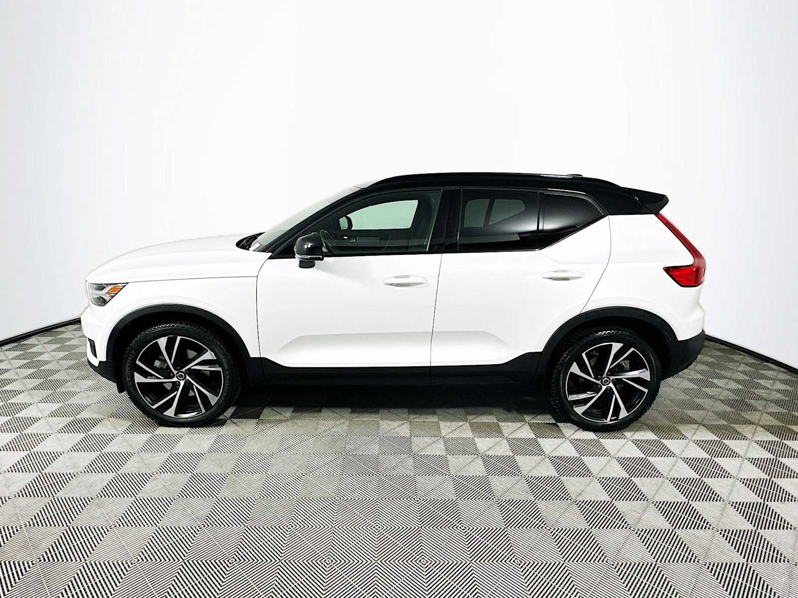 Used 2021 Volvo XC40 T5 R-Design image 4