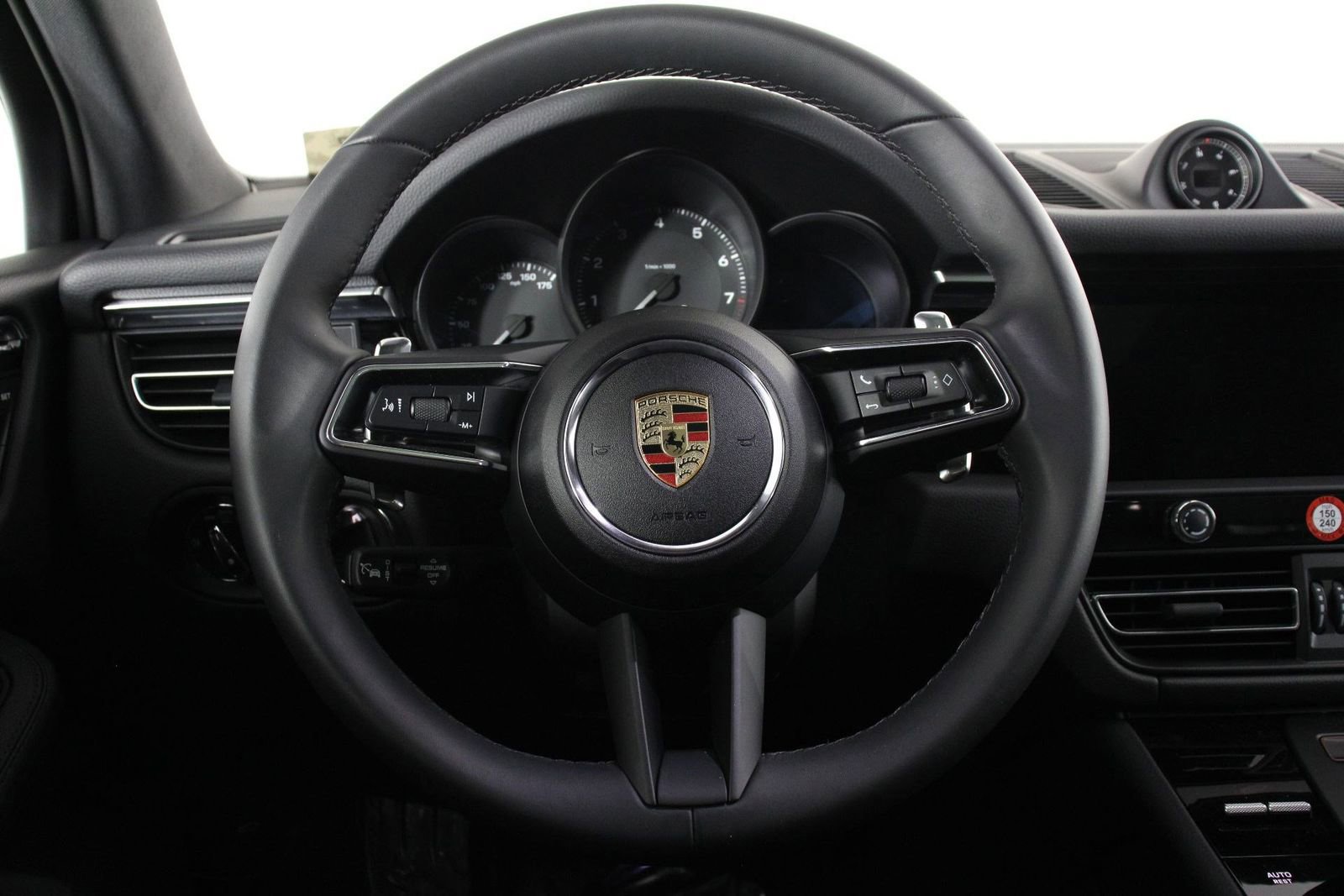 Certified 2025 Porsche Macan image 12