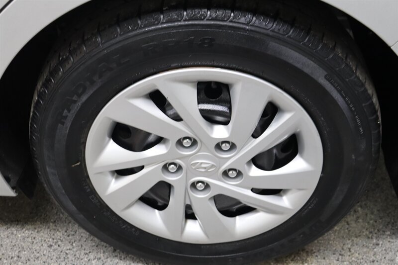 Used 2017 Hyundai Elantra SE FWD image 29