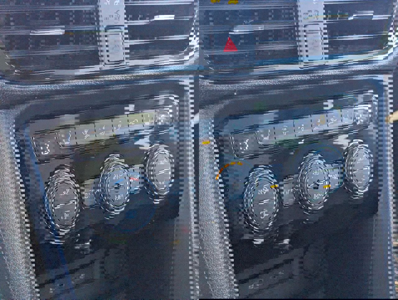 Used 2024 Volkswagen Taos SE w/ Panoramic Sunroof Package FWD image 26