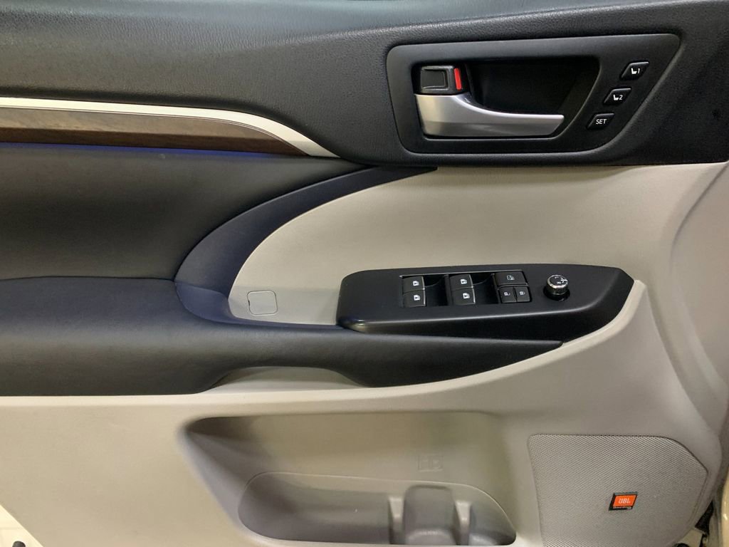 Used 2015 Toyota Highlander Limited Platinum image 12