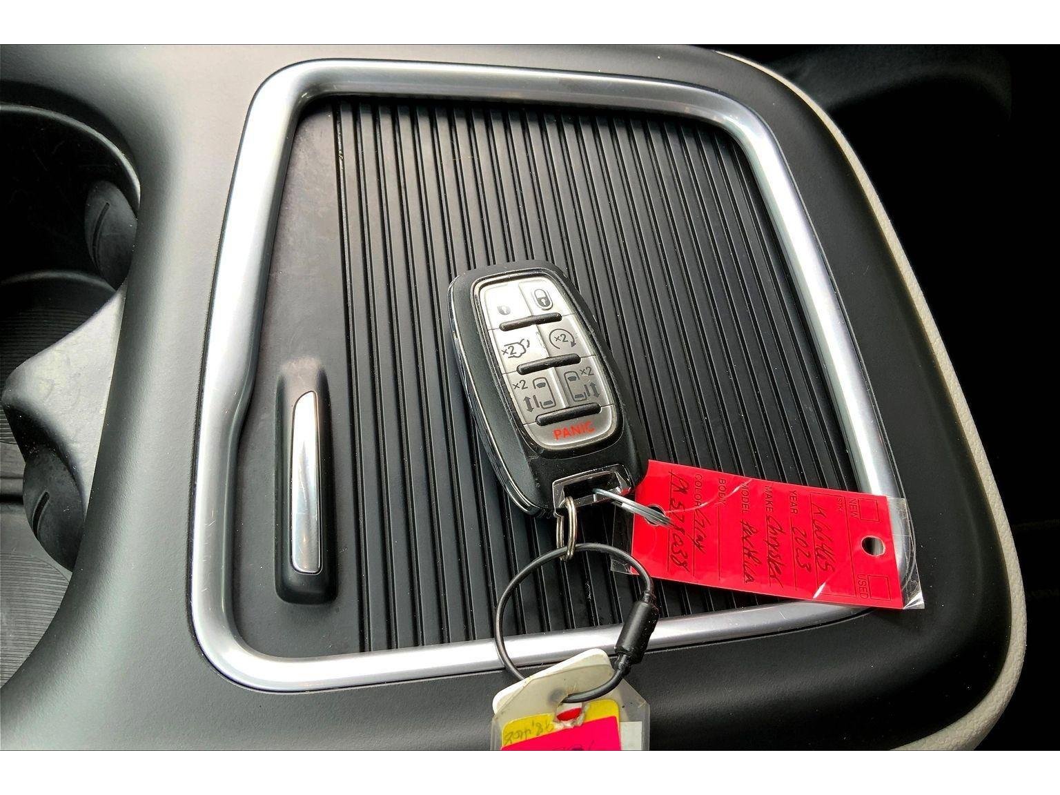 Used 2023 Chrysler Pacifica Touring-L image 12