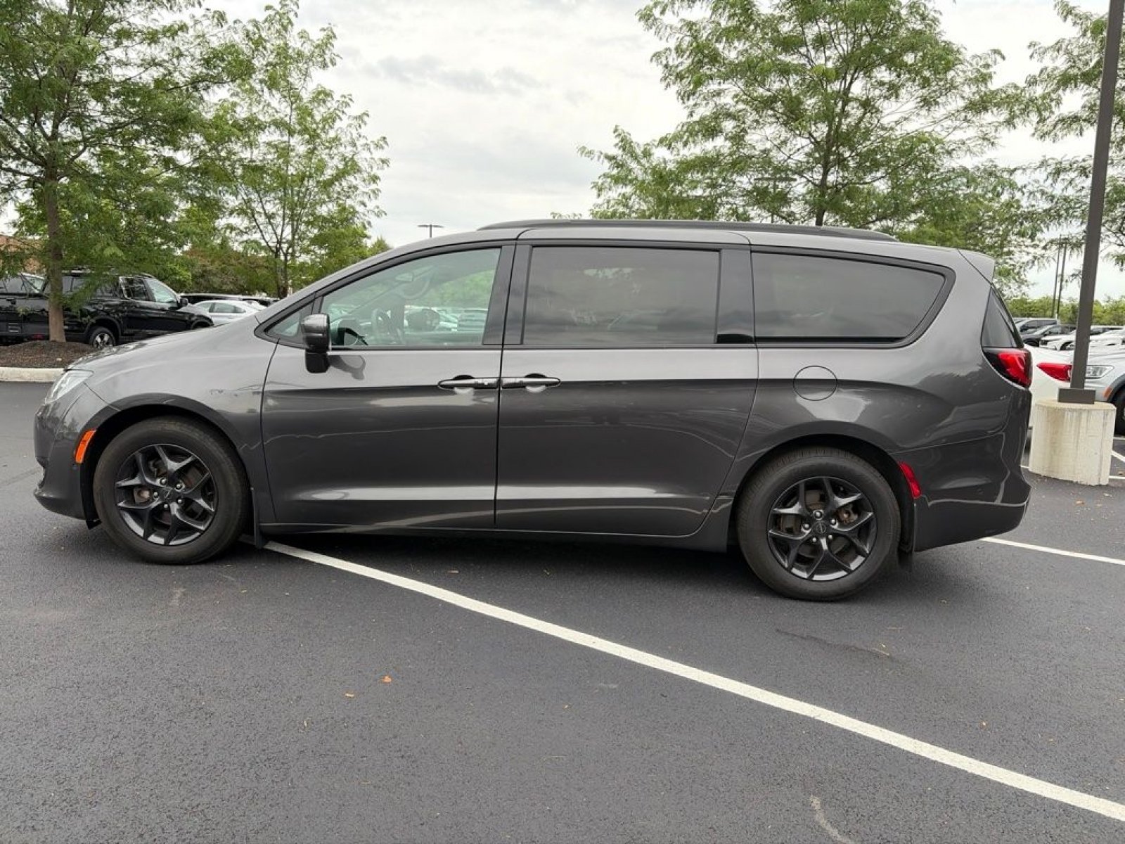 Used 2020 Chrysler Pacifica Limited w/ Advanced Safetytec Group FWD image 9