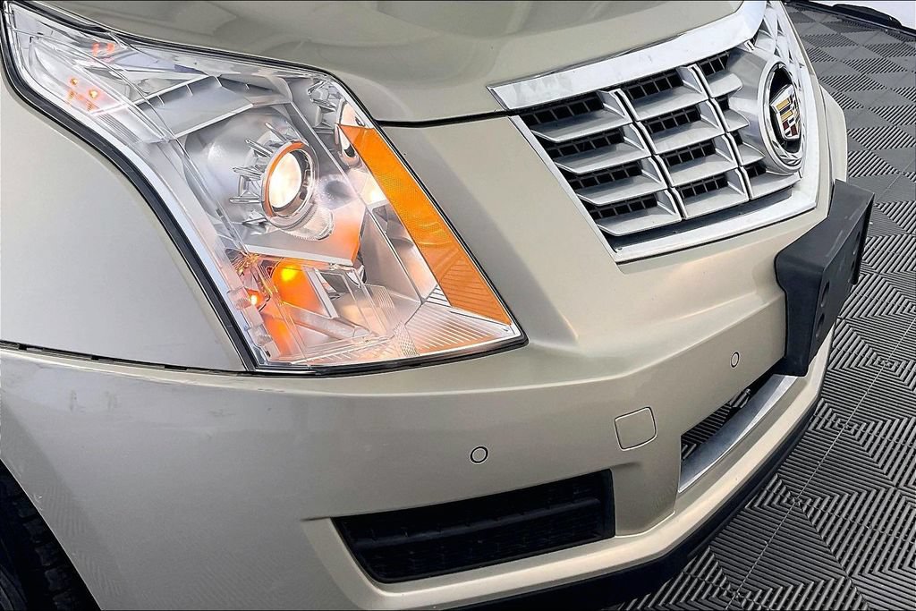 Used 2016 Cadillac SRX Luxury w/ Driver Awareness Package FWD image 38