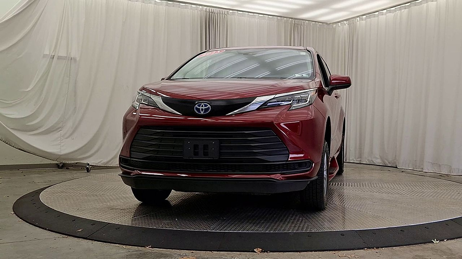 Used 2023 Toyota Sienna LE FWD image 6