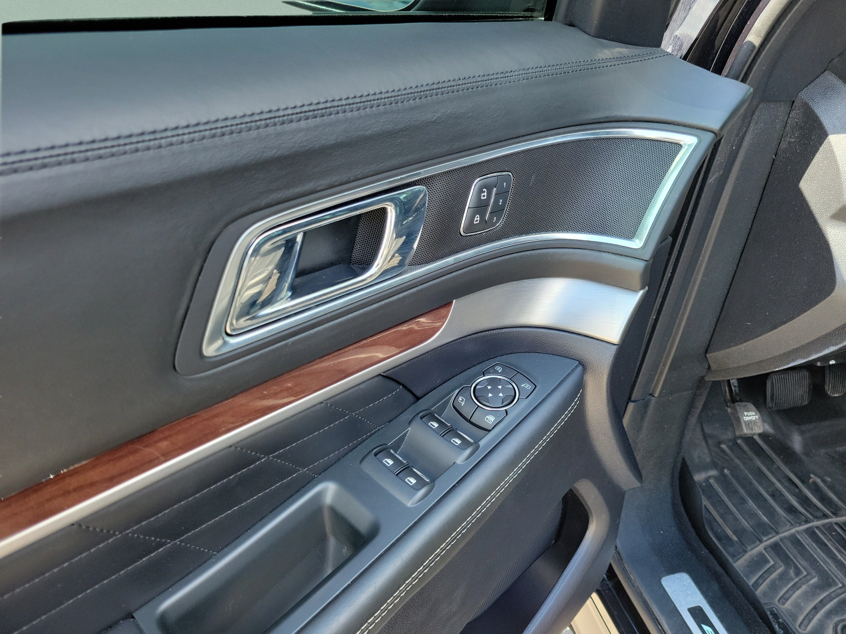 Used 2019 Ford Explorer Platinum AWD/4WD image 17