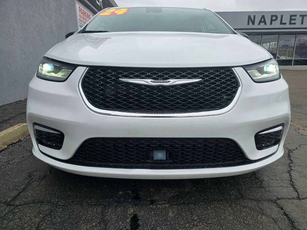 Used 2024 Chrysler Pacifica Touring-L image 2