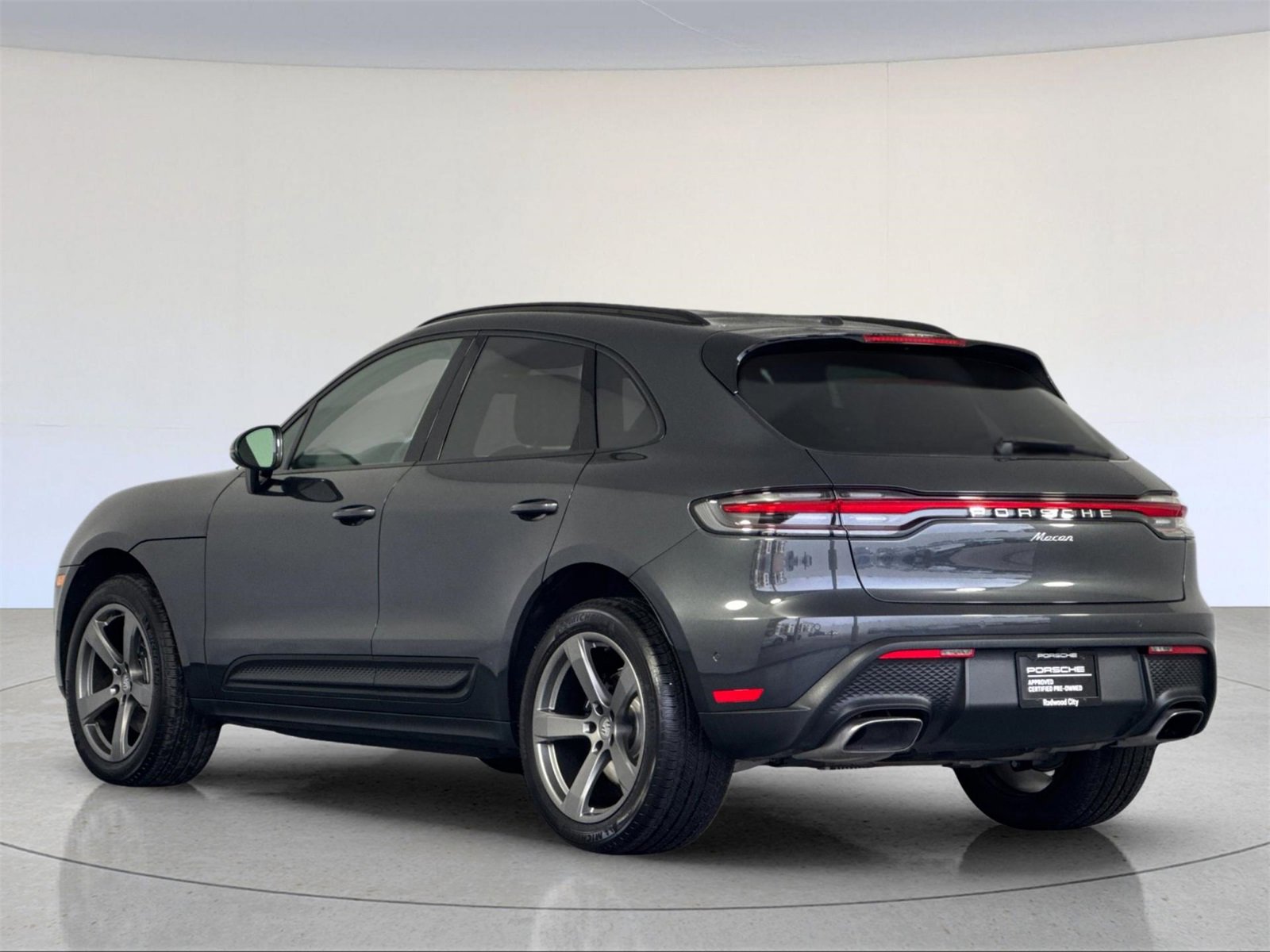 Used 2025 Porsche Macan image 3