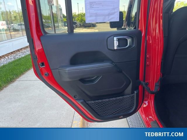 Used 2021 Jeep Wrangler Unlimited Sahara w/ Cold Weather Group AWD/4WD image 18