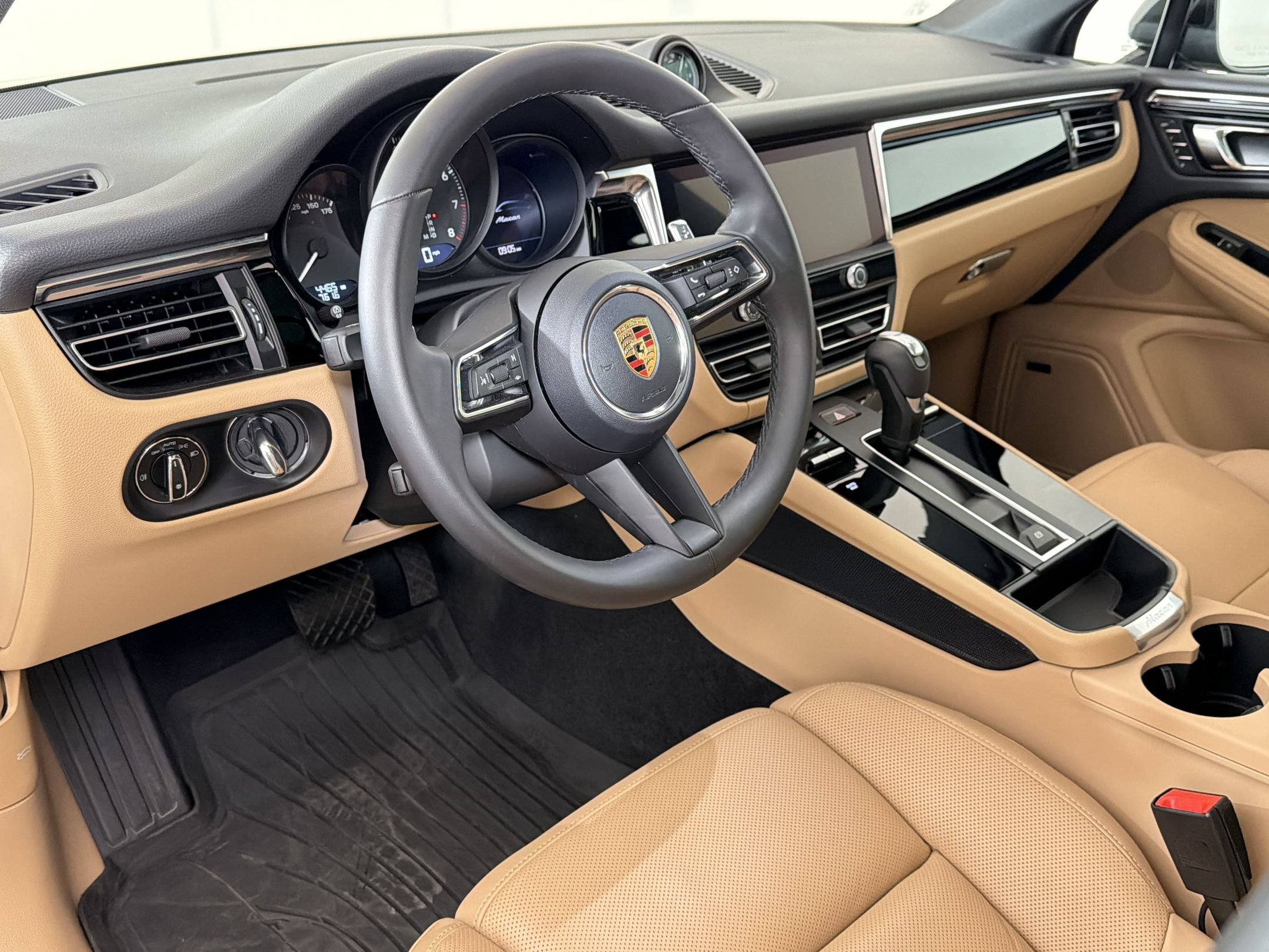 Certified 2026 Porsche Macan AWD/4WD image 4
