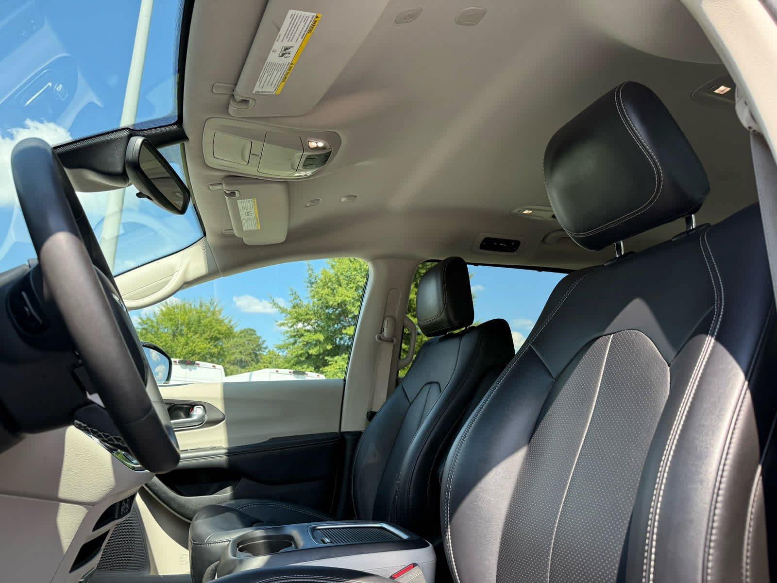 Used 2024 Chrysler Pacifica Touring-L FWD image 23