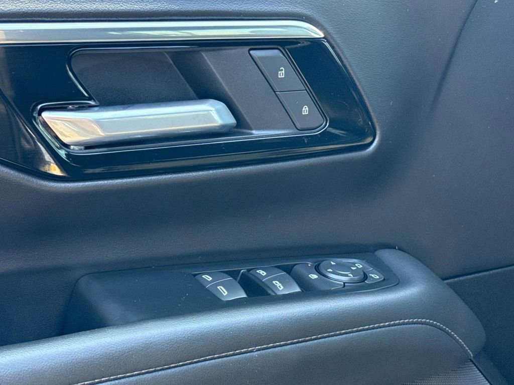 Used 2025 Chevrolet Suburban LS image 21